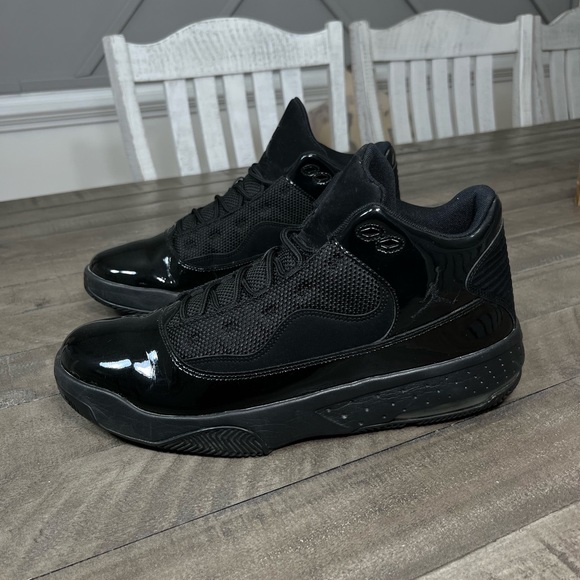 jordan max aura 2 triple black
